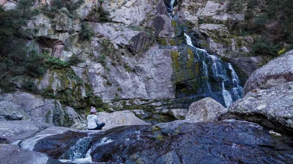 La cascada Los Chorrillos es un escenario ideal para cambiar la ciudad por las sierras, sacar fotos y disfrutar del río y sus ollas. (Danilo Vigilante)