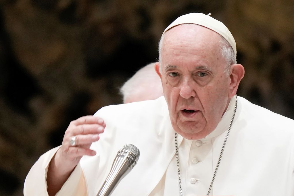 El Papa no pudo contener las lágrimas durante su oración por las víctimas de Ucrania. Foto: AP.