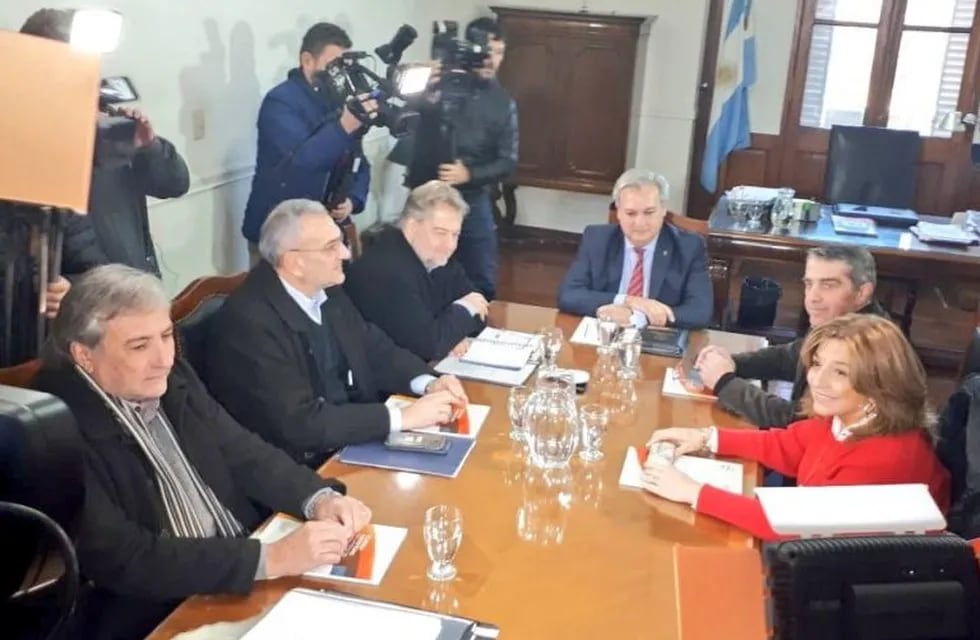 El ministro de Gobierno y Reforma del Estado, Pablo Farías, durante una reunión con una comitiva del gobernador electo Omar Perotti. (@silvinafrana)