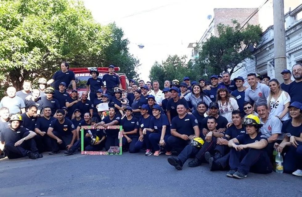 Los nuevos bomberos voluntarios festejaron el fin de año. (@BombVolRosario)