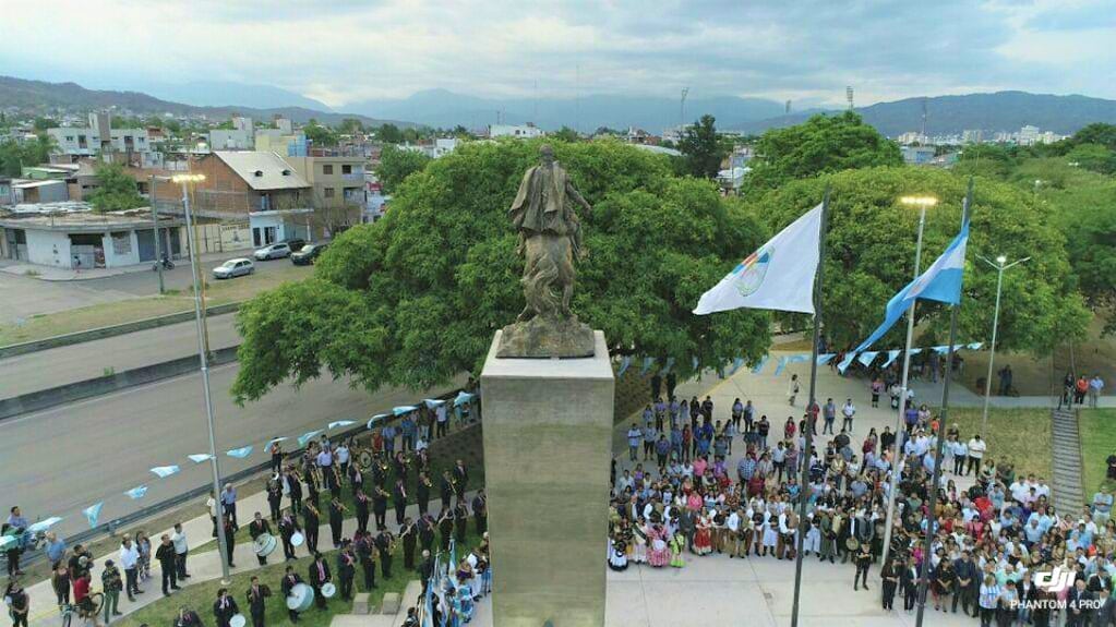Imponente luce el monumento ecuestre del general Manuel Eduardo Arias, en la zona del acceso sur a San Salvador de Jujuy.