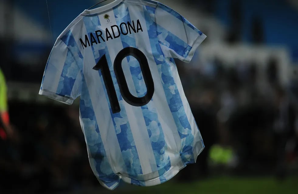El homenaje a Maradona en la cancha de Racing. (Fotobaires).