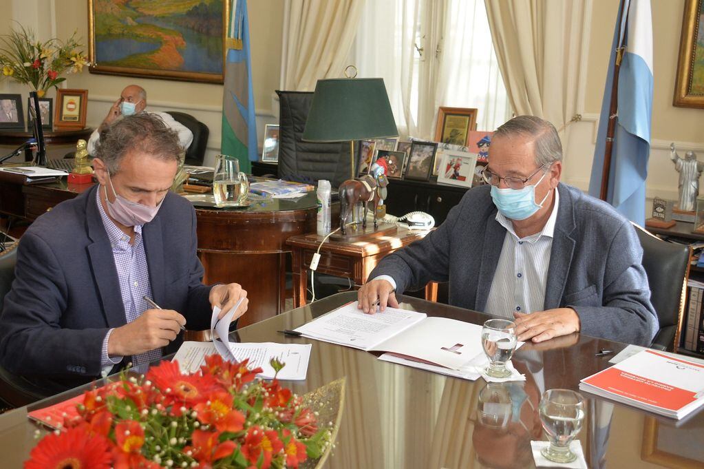 Gabriel Katopodis, ministro de Obras Públicas junto al intendente de Tandil, Miguel Lunghi.