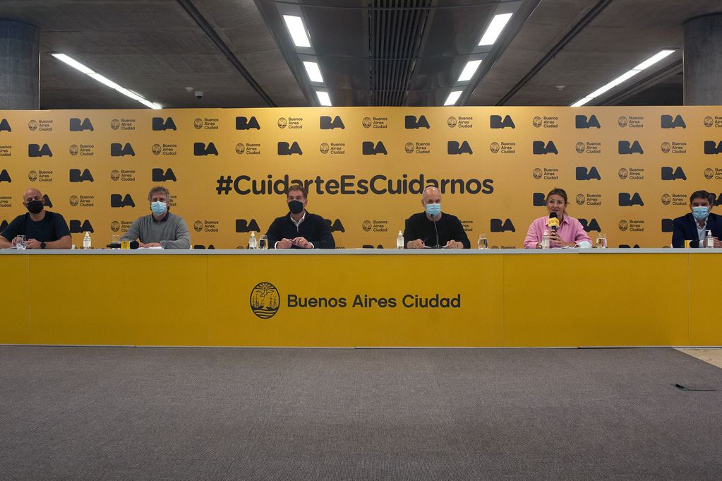El equipo de Horacio Rodríguez Larreta durante una conferencia de prensa (Foto: Clarín)