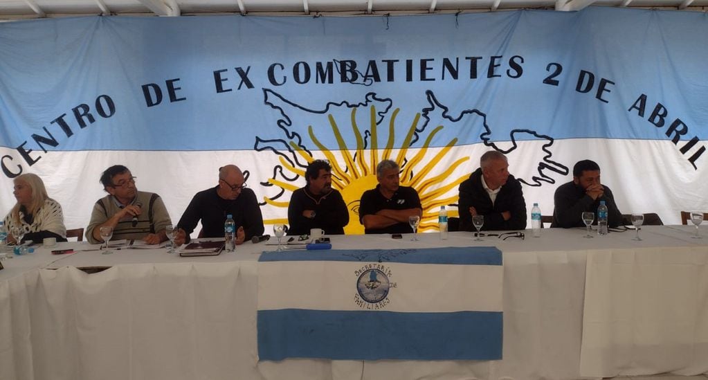 Mesa directiva del XXVIII Congreso Nacional de Veteranos de Guerra "Mario Esteban Frola", realizado en El Volcán, San Luis.