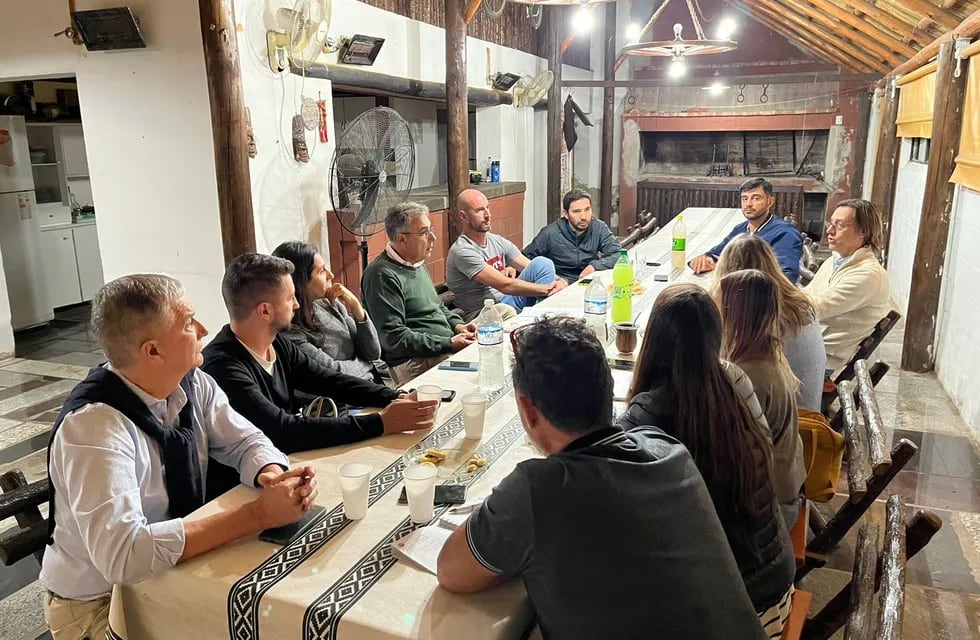 Luis Castellano dialogó con la Comisión Vecinal del barrio El Bosque