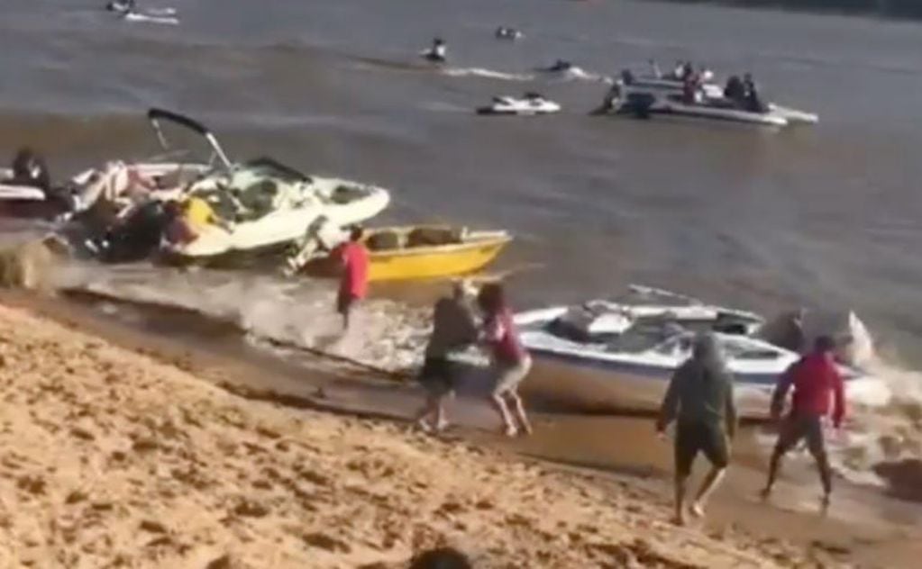 La ola generó pánico y afectó embarcaciones amarradas en las costa. (Captura de pantalla)