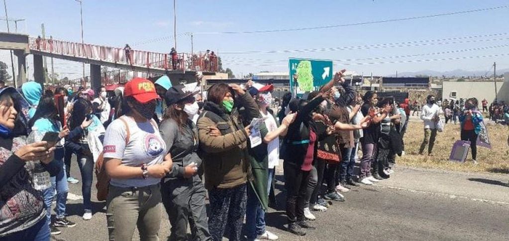 Integrantes de la Multisectorial de Mujeres de Jujuy se apostaron en la RN 66 a la altura de Palpalá, para manifestar su reclamo de justicia para las víctimas de femicidio.