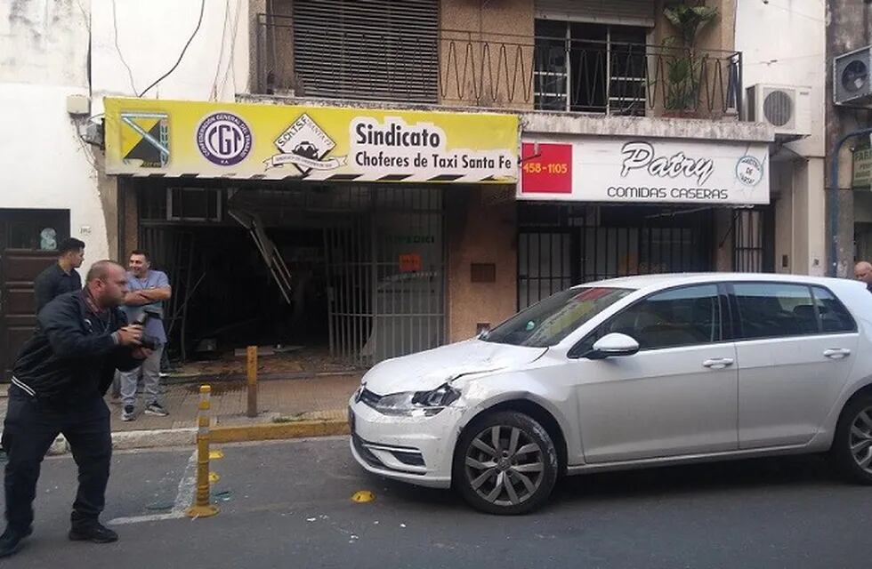 Auto se incrustó en el Sindicato de Choferes de Taxis. (@movil_kike)