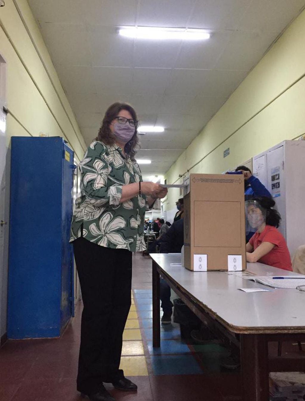 Carolina Yutrovic votó en la Escuela 34 de la ciudad de Ushuaia.