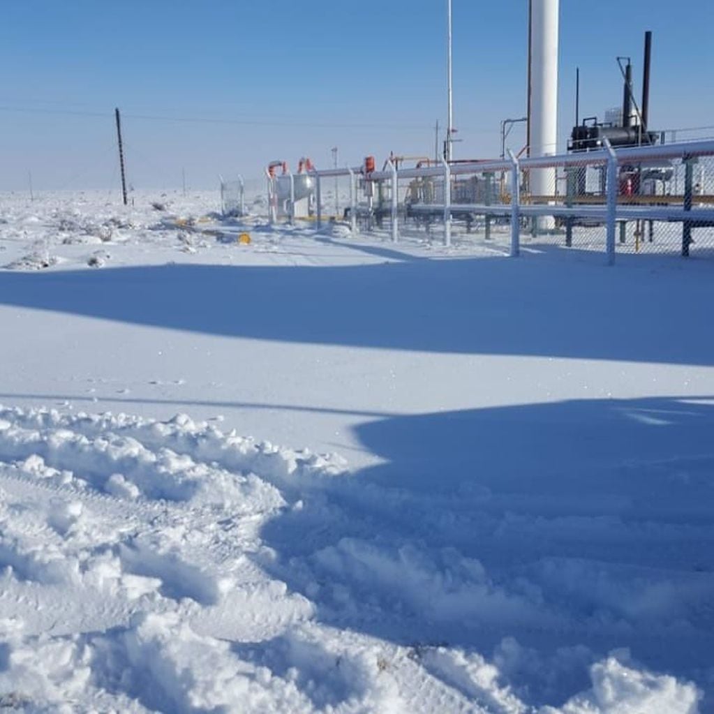 Los yacimientos petroleros reflejaron el temporal de nieve.