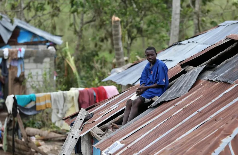 HAI27. LES CAYES (HAITI), 06/10/16.- Un hombre observa su casa destruida hoy, jueves 6 de octubre de 2016, en Les Cayes (Haití), tras el paso del huracu00e1n Matthew por la isla. Las autoridades de Protección Civil de Haití informaron hoy que aumentó a 264 el