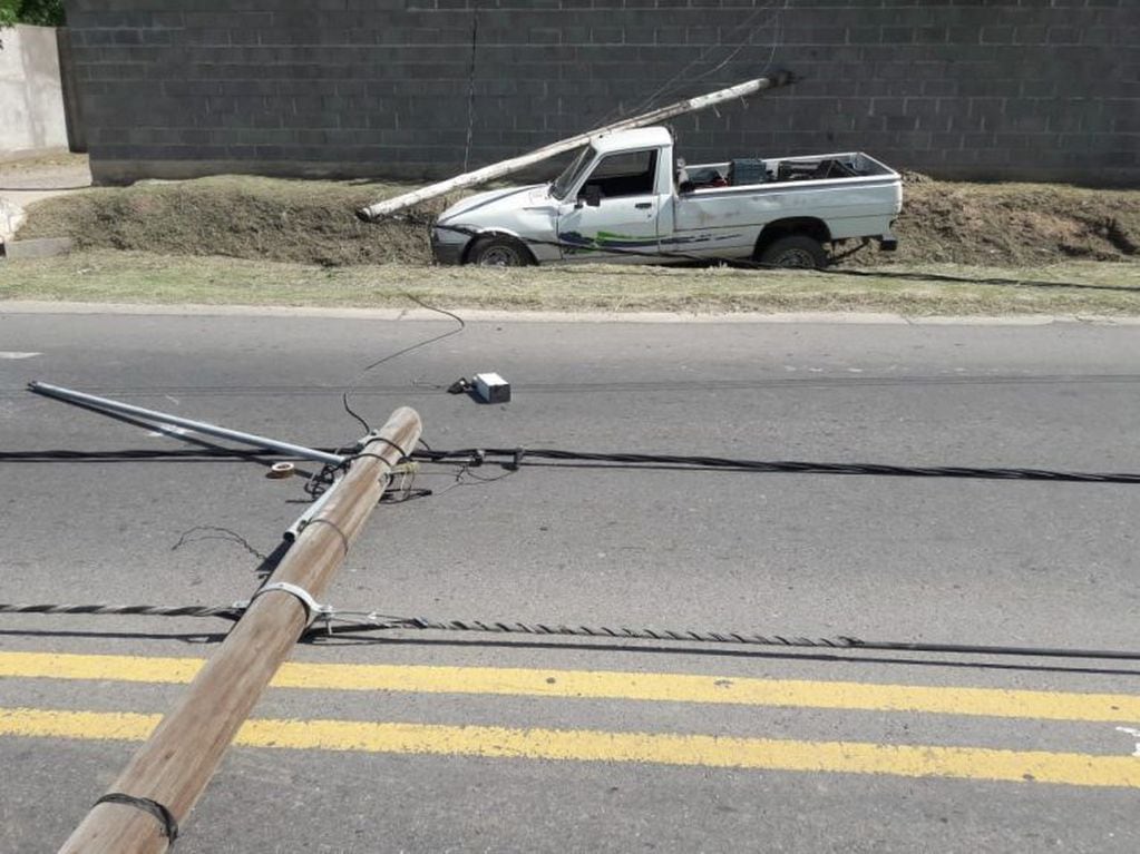 Se le cayó un poste de luz con un transformador en la vieja Avenida Japón.