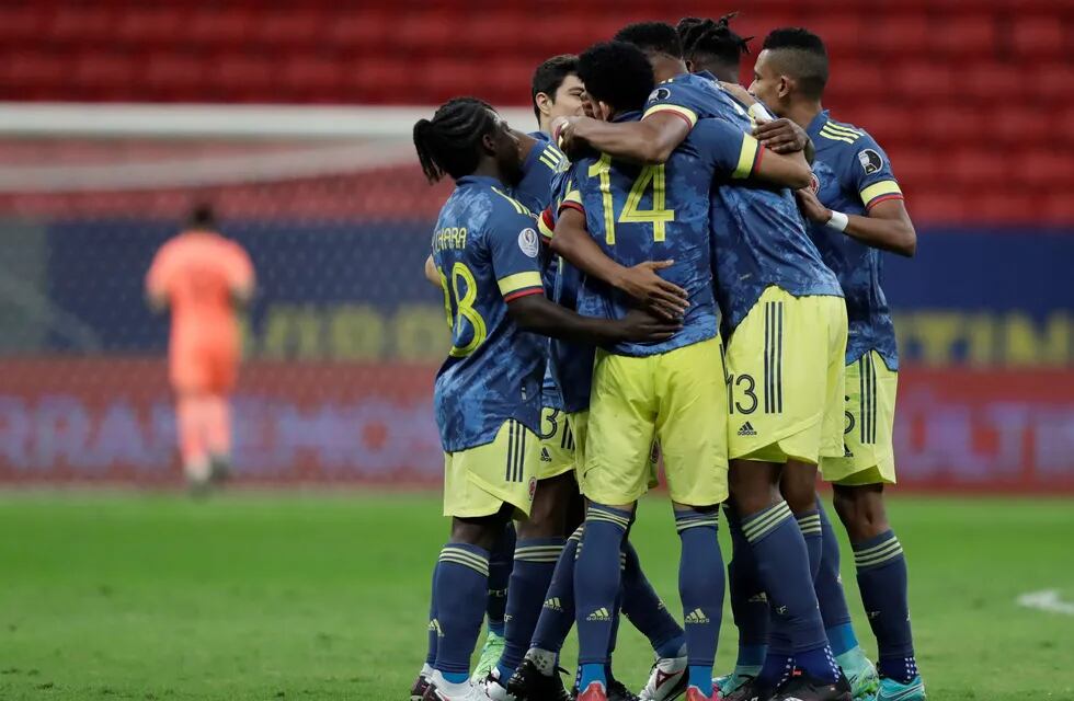 El festejo de los juadores colombianos en el partido ante Perú. (AP Photo/Andre Penner)