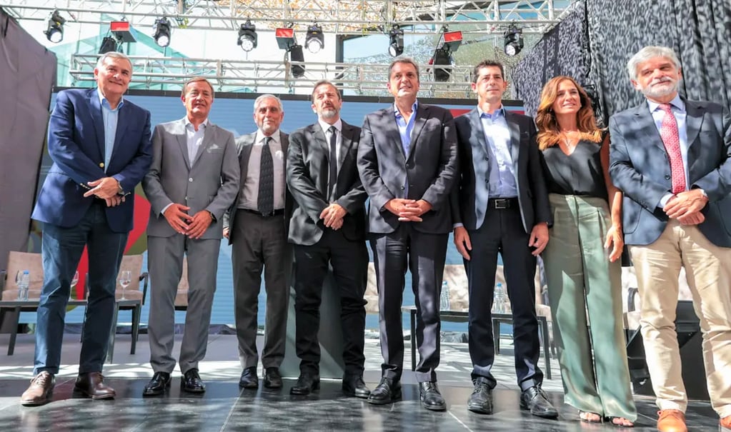 Los gobernadores Morales y Suarez, junto  los ministros nacionales Sergio Massa, Eduardo de Pedro, Victoria Tolosa Paz y Daniel Filmus, en Mendoza.