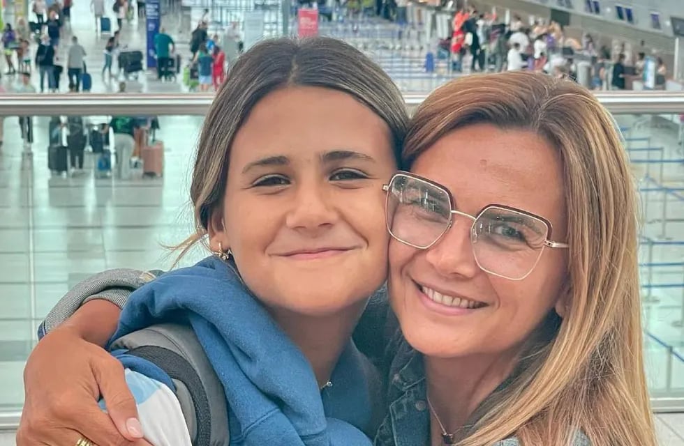 Amalia Granata llevó a su hija Uma Fabbiani al Aeropuerto Internacional de Ezeiza.