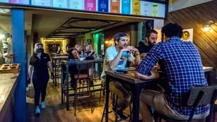 Habilitan a más personas por mesa en bares y restaurantes de Rosario