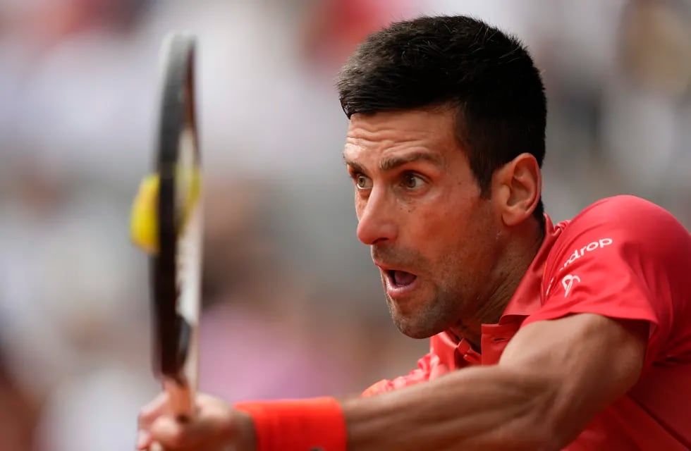 Novak Djokovic devuelve ante Casper Ruud durante la final del Abierto de Francia, el domingo 11 de junio de 2023, en París. (AP Foto/Thibault Camus)