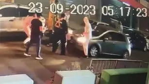 Momento en que el Fiat Punto atropella a un joven en la calle Alvear, en el Centro de Córdoba. (Captura de video)