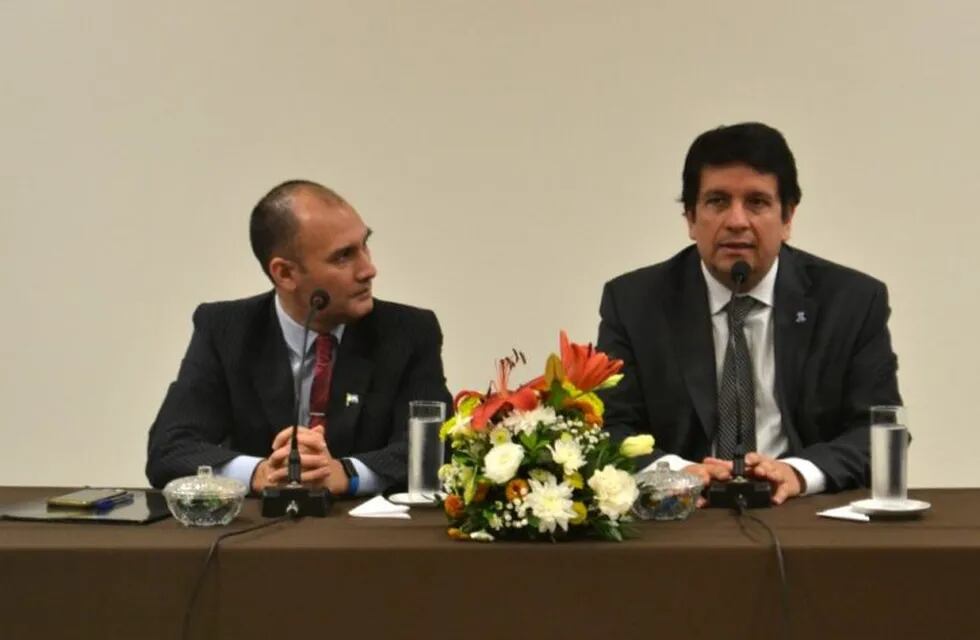 Froilán Zarza (der.) presidente del Superior Tribunal de Justicia y a su lado (izq.) Ariel Sayas, presidente de la Cámara Provincial de Propietarios de Radio y Televisión (CaPPRyT).