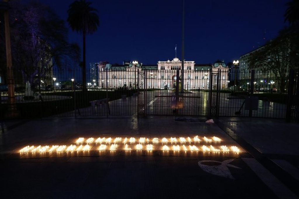 Detalle de velas encendidas por activistas durante una protesta en defensa de los animales en la Plaza de Mayo (EFE/Juan Ignacio Roncoroni)