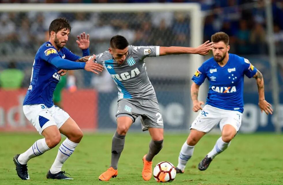 Lucas Silva (L) and Rafael Sobis (R) of Brazil's Cruzeiro vie for the ball with Ricardo Centurion (C) of Argentina's Racing Club during their 2018 Copa Libertadores football match at Mineirao stadium, in Belo Horizonte, Brazil, on May 22, 2018. / AFP PHOTO / DOUGLAS MAGNO belo horizonte brasil  campeonato torneo copa libertadores 2018 futbol futbolistas partido cruzeiro racing club