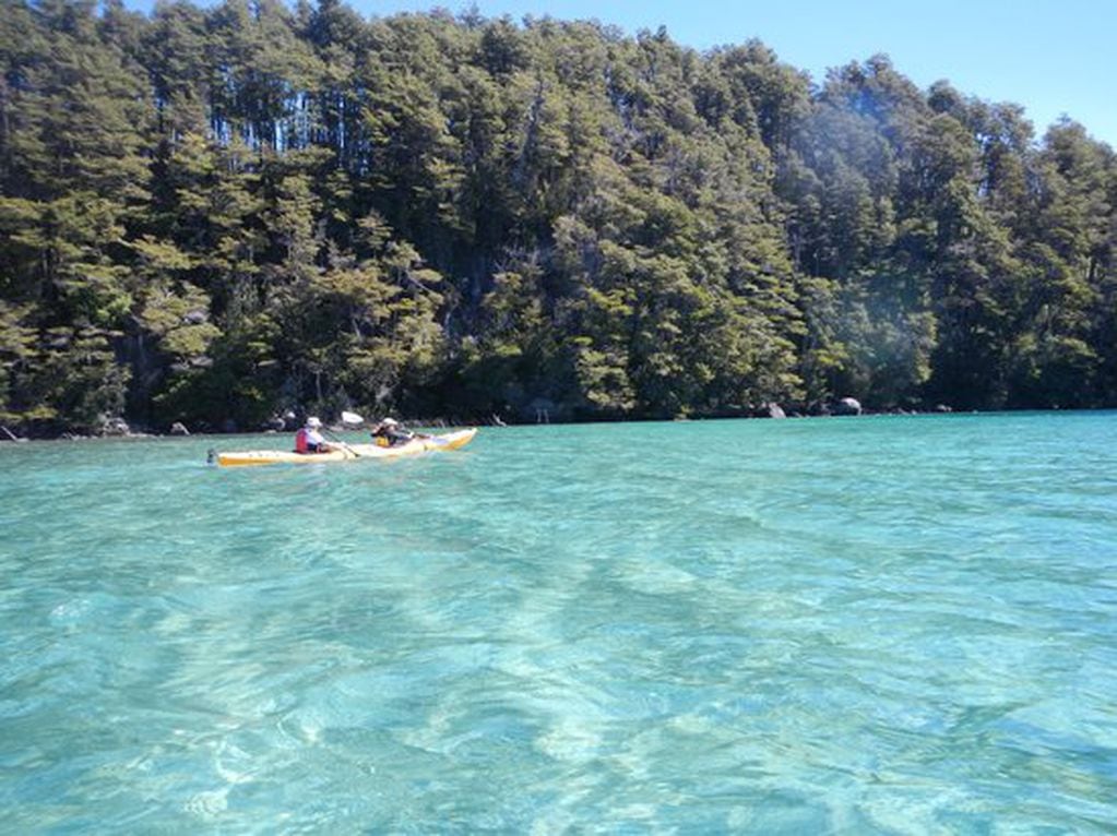 Una de las actividades para hacer en el Lago Espejo es andar en kayak.