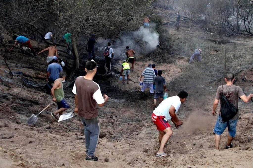Vecinos colaboraron con la extinción de las llamas en Villa Gesell (Alejandro Guyot - La Nación)