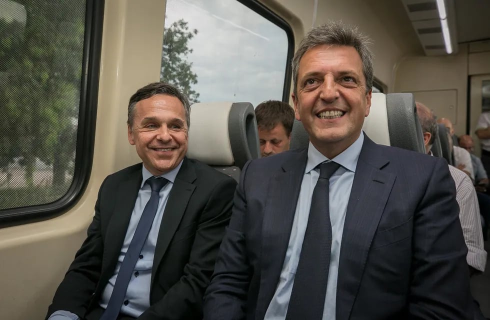 El excandidato presidencial Sergio Massa junto al exministro de Transporte Diego Giuliano, hoy titular del Frente Renovador (Archivo)