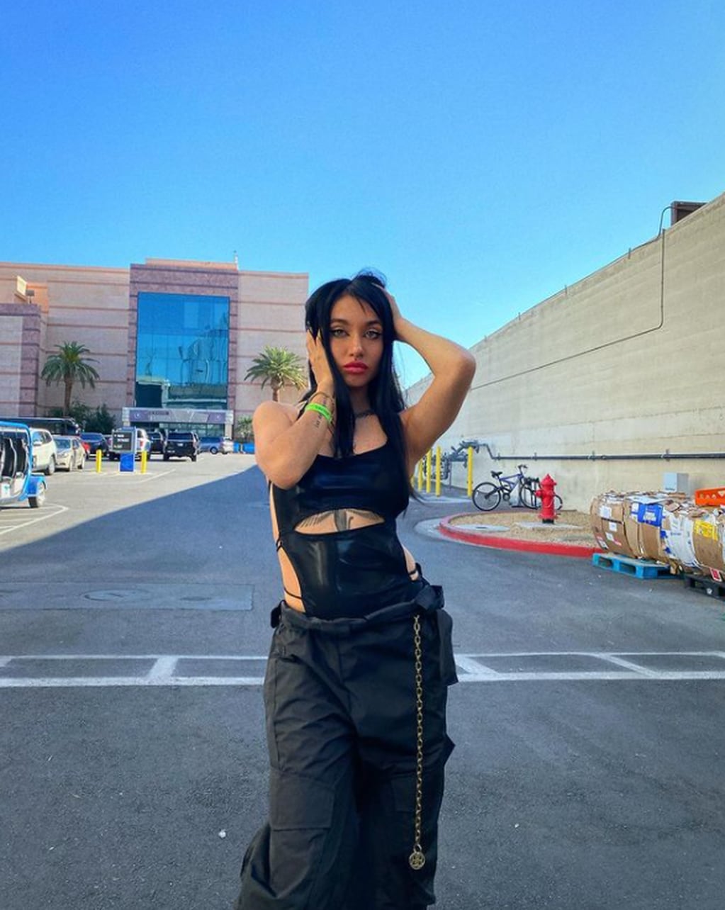 Maria Becerra posó con su outfit total black en Las Vegas