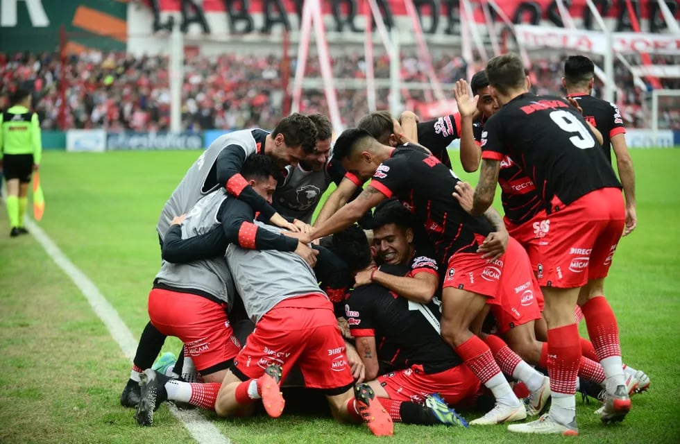 Instituto festejó en casa ante Chacarita, al que derrotó 2-0 en un partido clave en la pelea por los puestos de arriba. (José Hernández/La Voz)