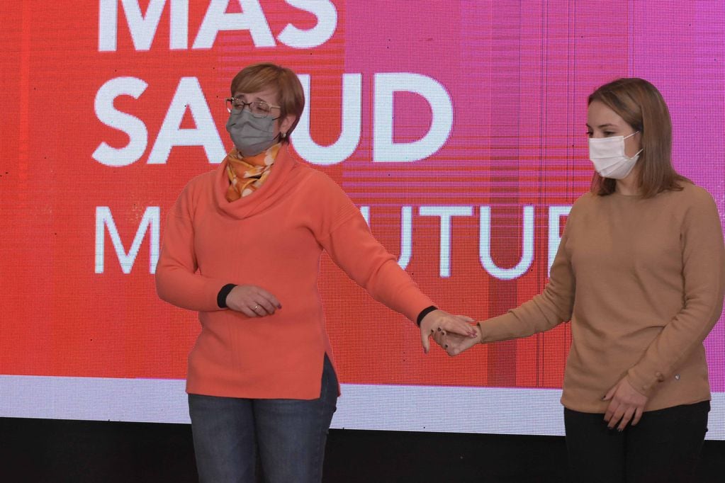 Las candidatas a diputadas Gabriela Burgos y Gisel Bravo, embargadas por la emoción en el momento que el gobernador Morales anunciaba el triunfo de Cambia Jujuy, el domingo.