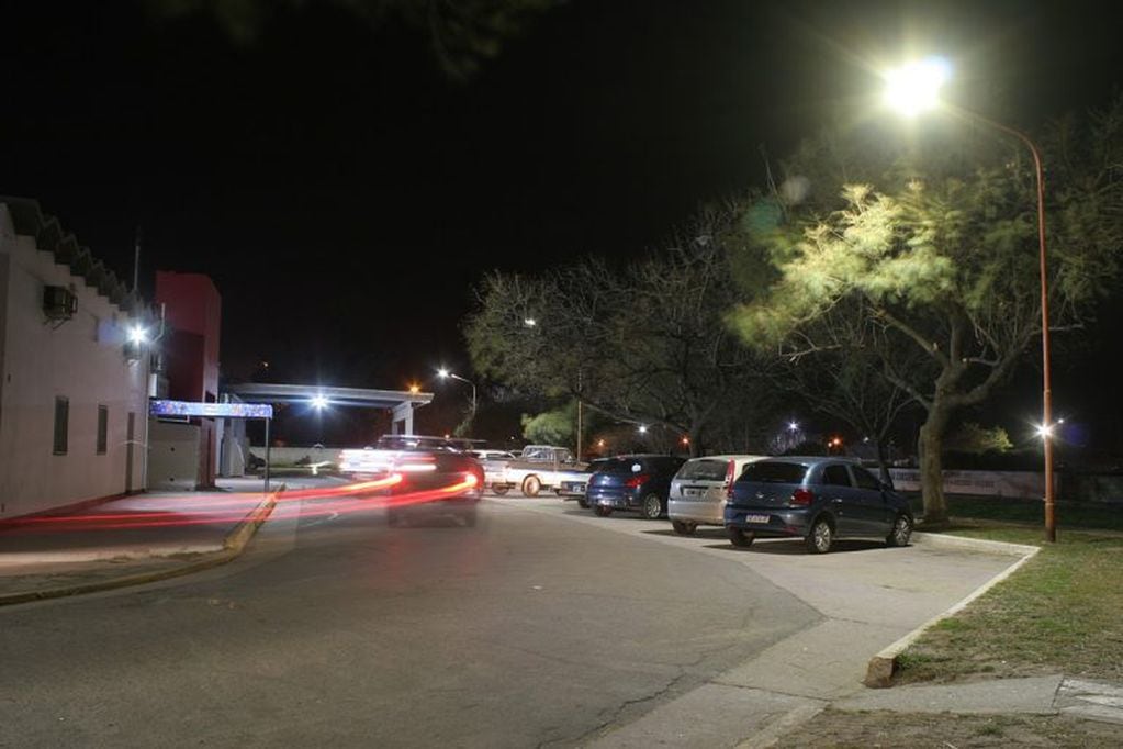 Luminarias de alumbrado público en el estacionamiento.