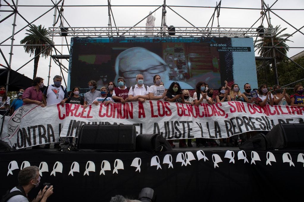 Los manifestantes, sobre el escenario. (Foto: Clarín)