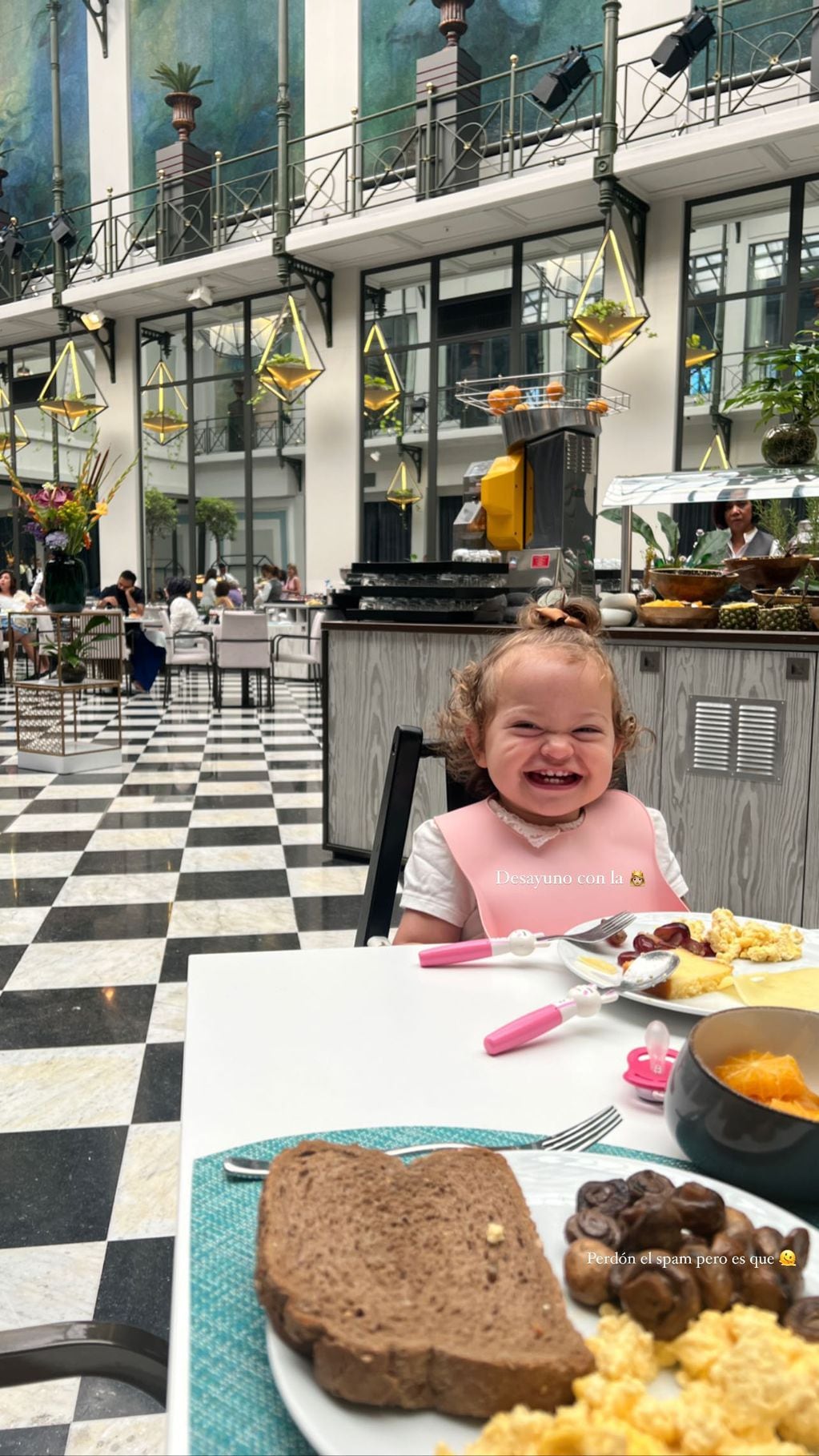 Nina y Agus compartiendo el desayuno