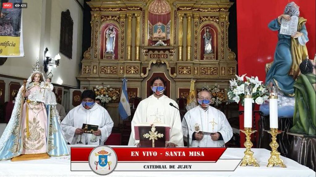 Este martes comenzó el rezo de la novena en honor al santo patrono San Salvador. La misa oficiada en la Iglesia Catedral fue transmitida, como todos los días, por el sitio https://www.facebook.com/catedraldejujuyok/