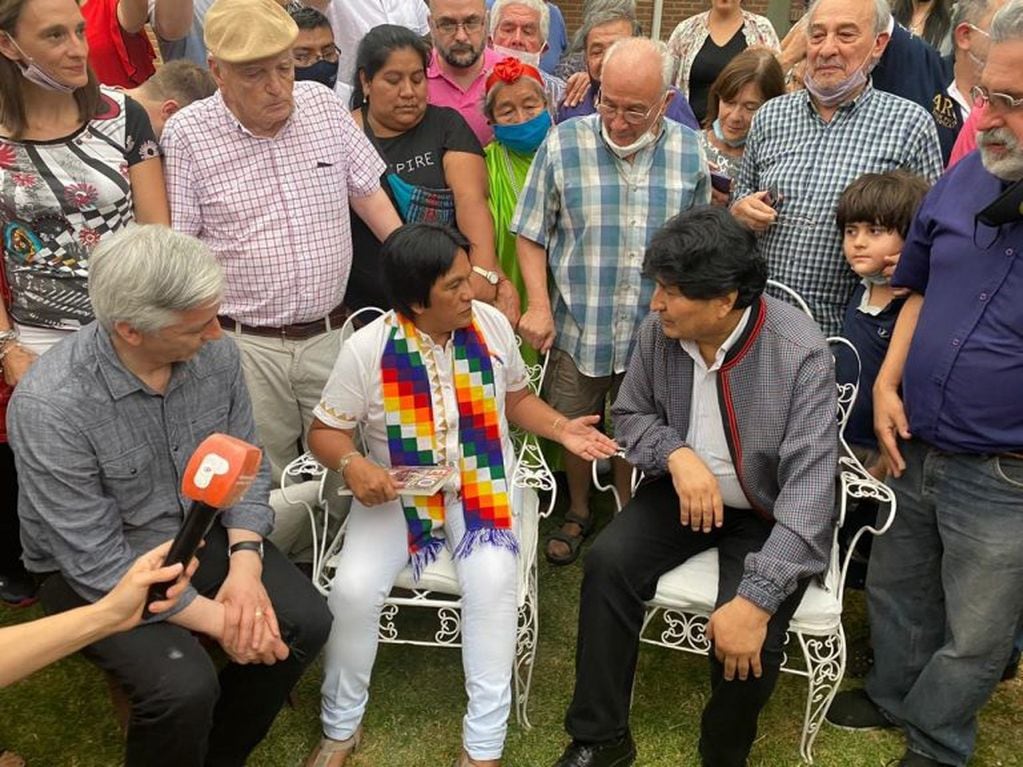 Con el exvicepresidente Álvaro García Linera a su derecha y el expresidente Evo Morales a la izquierda, la dirigente en Jujuy