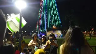 En fotos: encendieron el Árbol de Navidad en Córdoba, en el Faro del Bicentenario.
