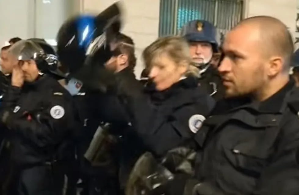 Policías franceses se volvieron virales al negarse a reprimir a manifestantes de los \