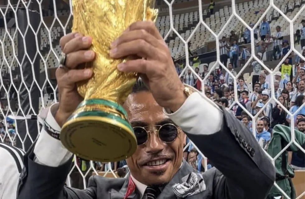 Salt Bae con la copa del mundo que despertó el enojo de la FIFA. Foto: Instagram.