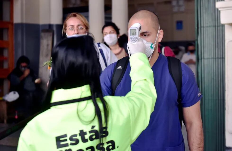 Los controles de temperatura y olfativos son parte de las acciones preventivas que lleva a adelante la Municipalidad ante el Covid-19 (Municipalidad de La Plata)