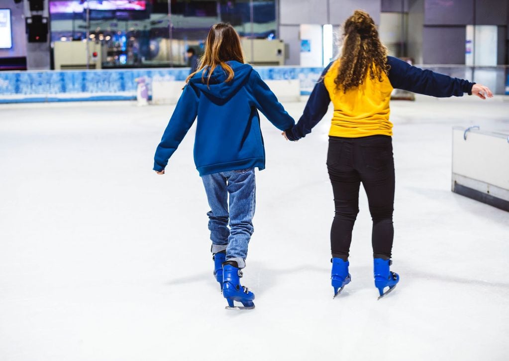 La atracción para divertirse y aprender a patinar es ideal para festejar el Día del Amigo.