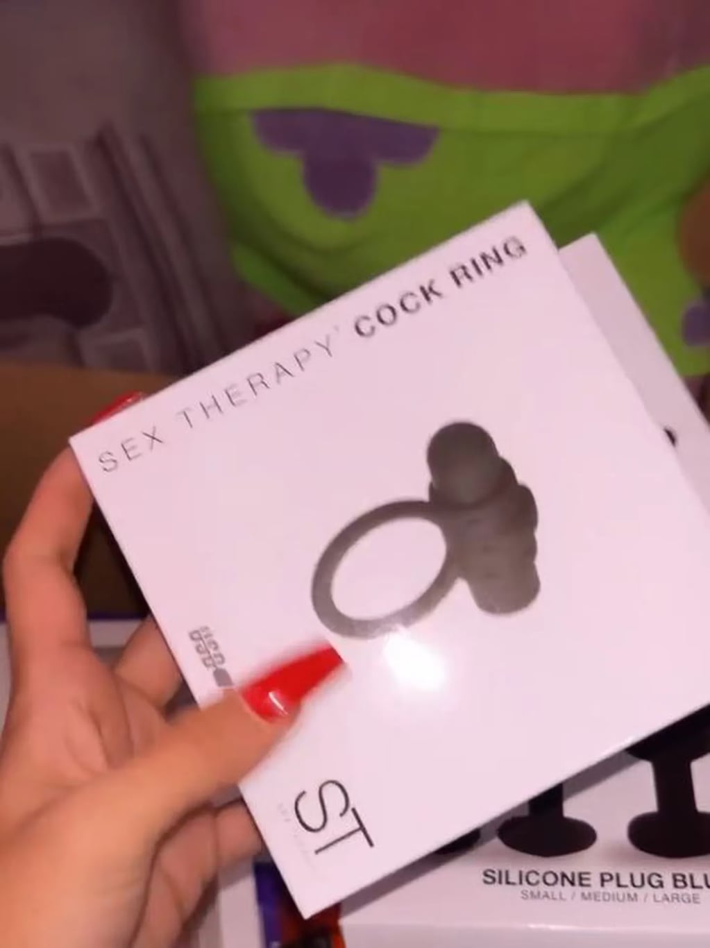 Daniela Celis mostró el regalo que recibió y contó qué sex toy usaría con su pareja