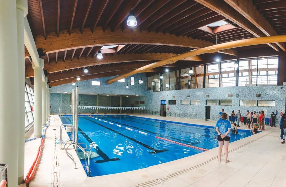Está ubicado en Andorra y cuenta con dos natatorios.