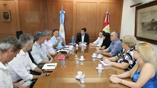 Diálogo entre el ministro de Obras Públicas provincial, Lisandro Enrico, el intendente y los concejales