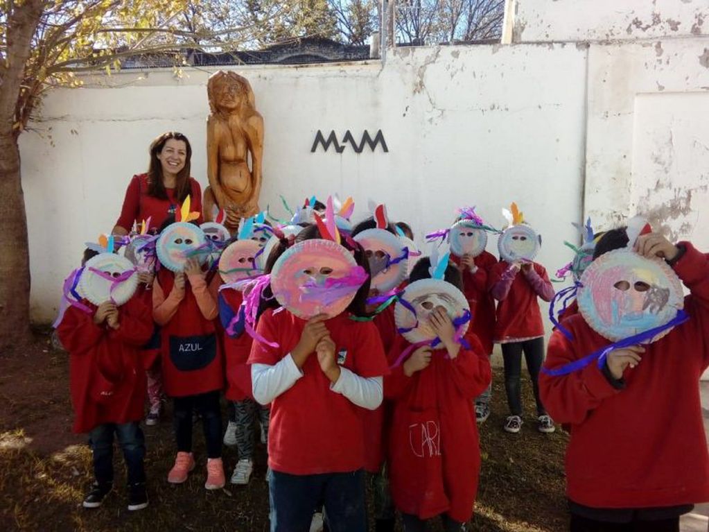 Niños participando de actividades en el Museo Arqueológico Municipal.
