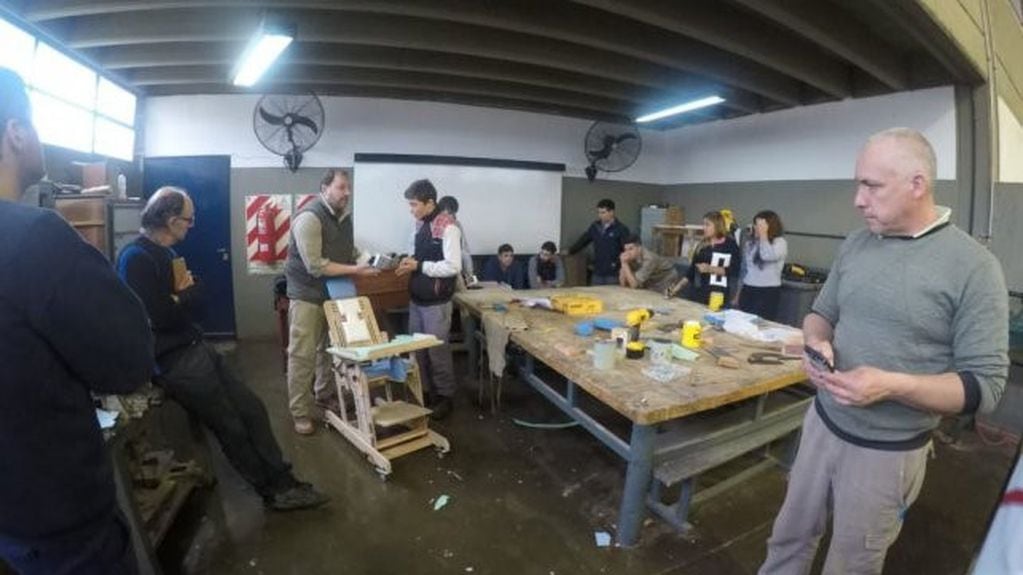 Alumnos construyen sillas para donarlas a instituciones de Entre Ríos