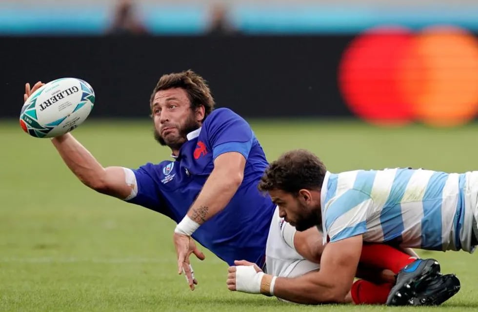 Maxime Medard (L) of France in action against Argentina during the Rugby World Cup match between France and Argentina in Tokyo, Japan, 21 September 2019. (Francia, Japón, Tokio) EFE/EPA/FRANCK ROBICHON EDITORIAL USE ONLY/ NO COMMERCIAL SALES / NOT USED IN ASSOCATION WITH ANY COMMERCIAL ENTITY