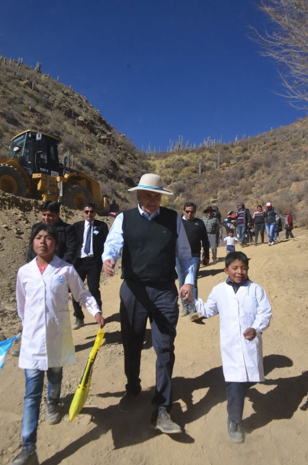 El gobernador Morales es conducido por niños de la zona de Huacalera, hacia el lugar donde se realizaría el acto por el Día de la Bandera.