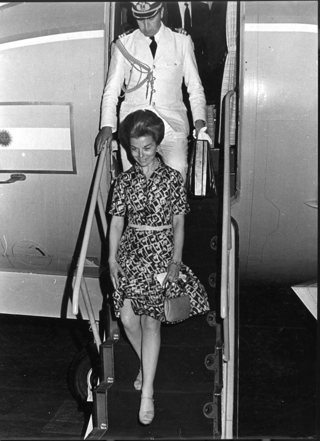 Isabel Perón baja del avión con Juan Domingo Perón.